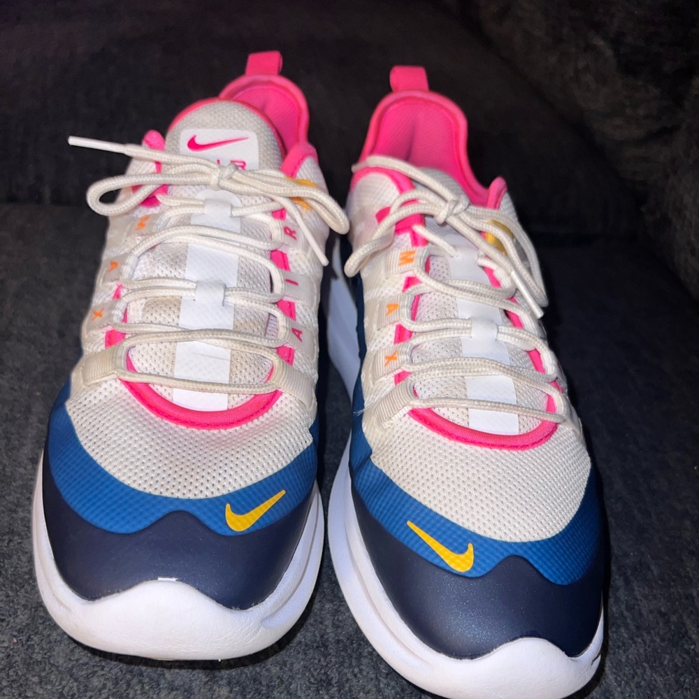 Nike Air Max Axis women size 10